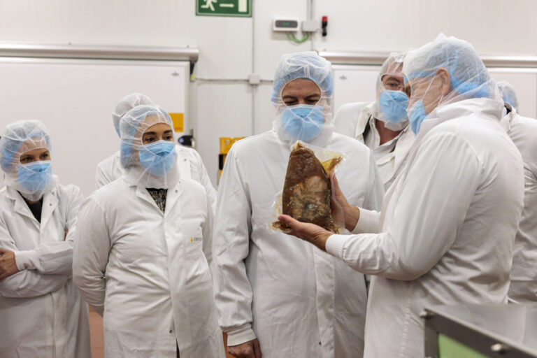 El presidente Mañueco en la planta de Cascajares observando productos gourmet