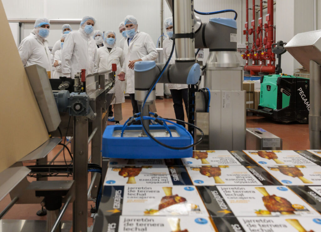 Visita de Mañueco a la planta de Cascajares en Dueñas