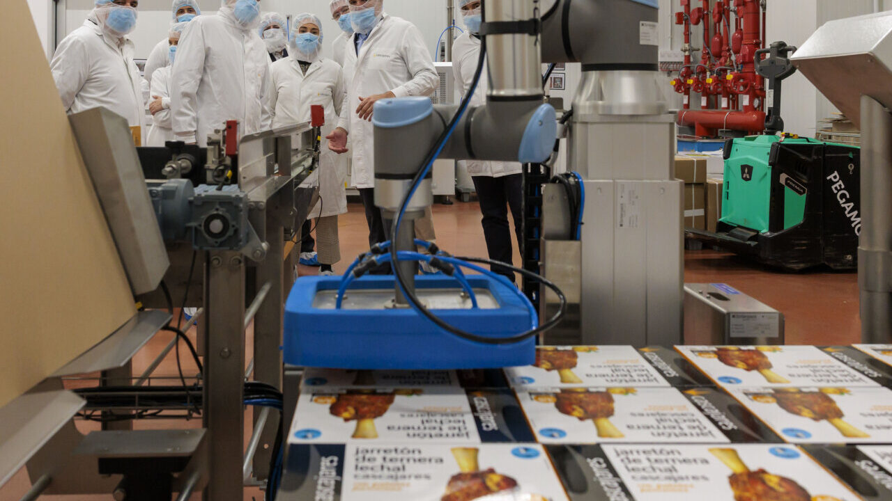 Visita de Mañueco a la planta de Cascajares en Dueñas
