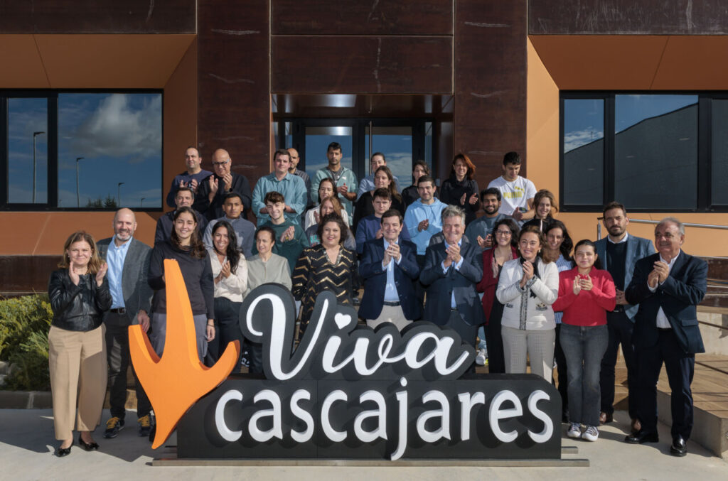 Grupo de personas en la celebración del 30 aniversario de Cascajares en Dueñas