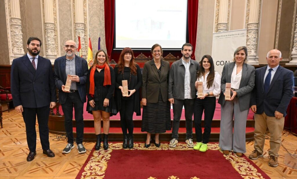 Grupo de personas en el Meeting Terra Ibérica con premios en las manos