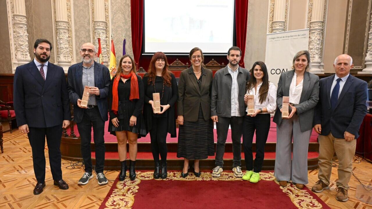 Grupo de personas en el Meeting Terra Ibérica con premios en las manos