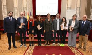 Grupo de personas en el Meeting Terra Ibérica con premios en las manos