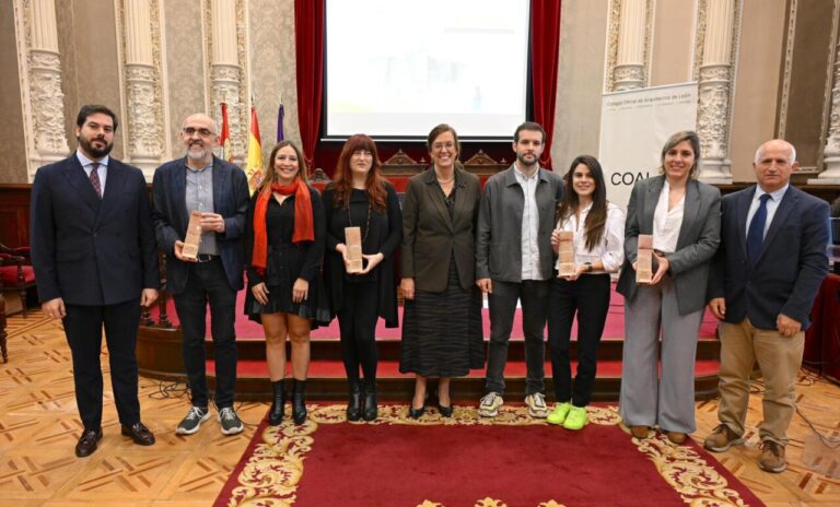 Grupo de personas en el Meeting Terra Ibérica con premios en las manos