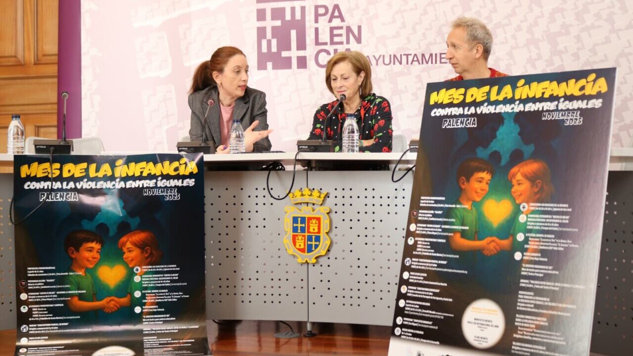 Evento del Mes de la Infancia en Palencia con un cartel sobre la violencia entre iguales