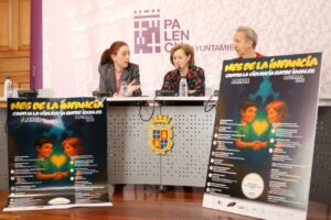 Evento del Mes de la Infancia en Palencia con un cartel sobre la violencia entre iguales