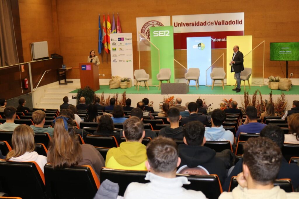 Miriam Andrés hablando en un evento sobre agroalimentación en Palencia.