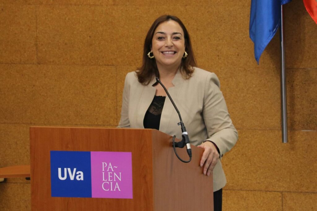 Miriam Andrés hablando en un evento sobre agroalimentación en Palencia