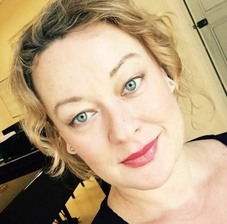 Mónica Melcova, organista eslovaca, sonriente en un entorno musical.