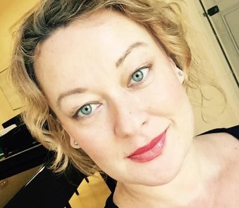 Mónica Melcova, organista eslovaca, sonriente en un entorno musical.