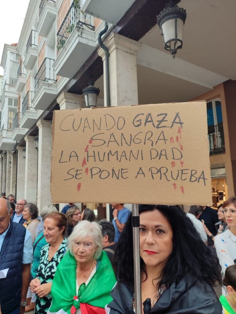 Pancarta en la movilización por Palestina en Palencia