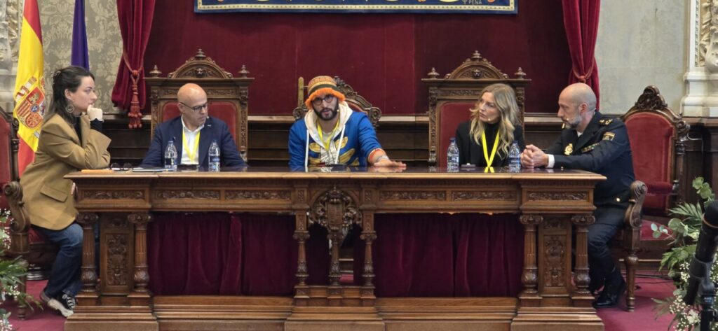 Panel de discusión sobre periodismo digital con varios ponentes.