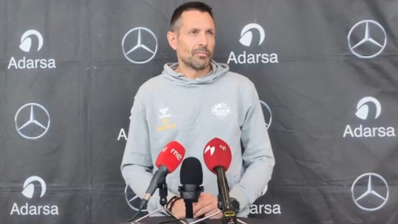 Entrenador del Súper Agropal Palencia en rueda de prensa
