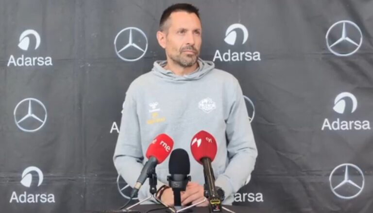 Entrenador del Súper Agropal Palencia en rueda de prensa
