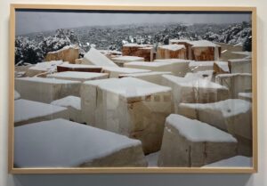 Fotografía de canteras nevadas en Burgos con bloques de piedra