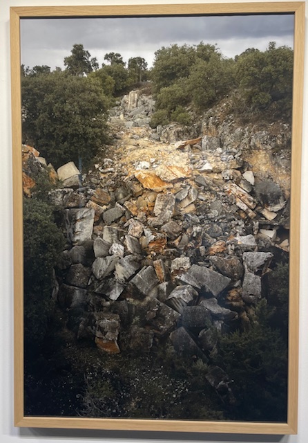 Fotografía de canteras con bloques de piedra en un paisaje natural