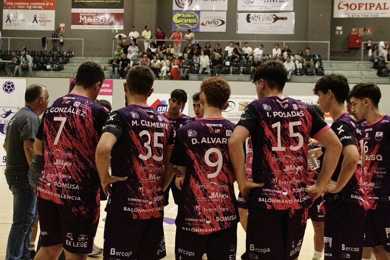 Jugadores de balonmano Palausa Balopal en un partido de la temporada