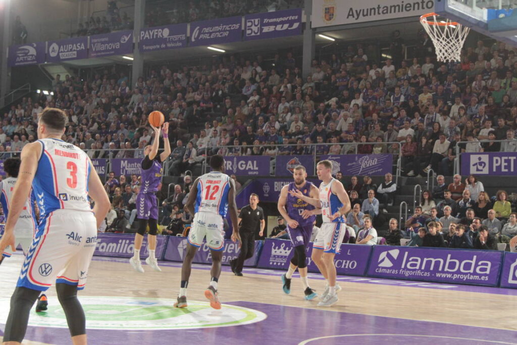 Jugadores de baloncesto en acción durante un partido en Palencia