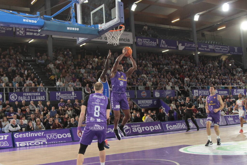 Jugadores de baloncesto en un partido entre Palencia y Alicante