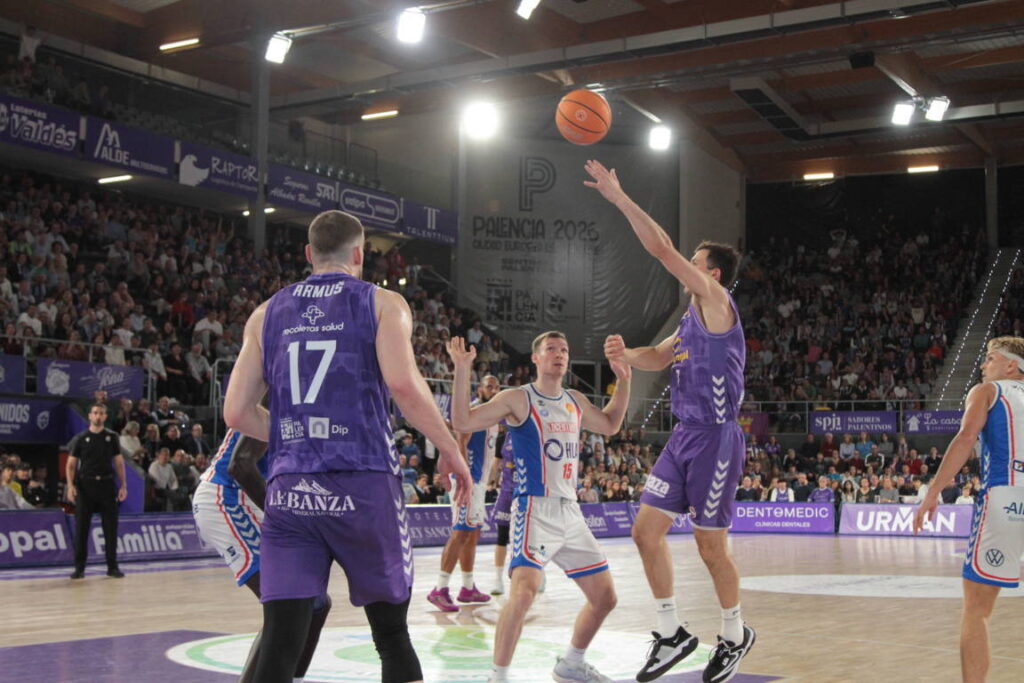 Jugadores de baloncesto en acción durante un partido en Palencia