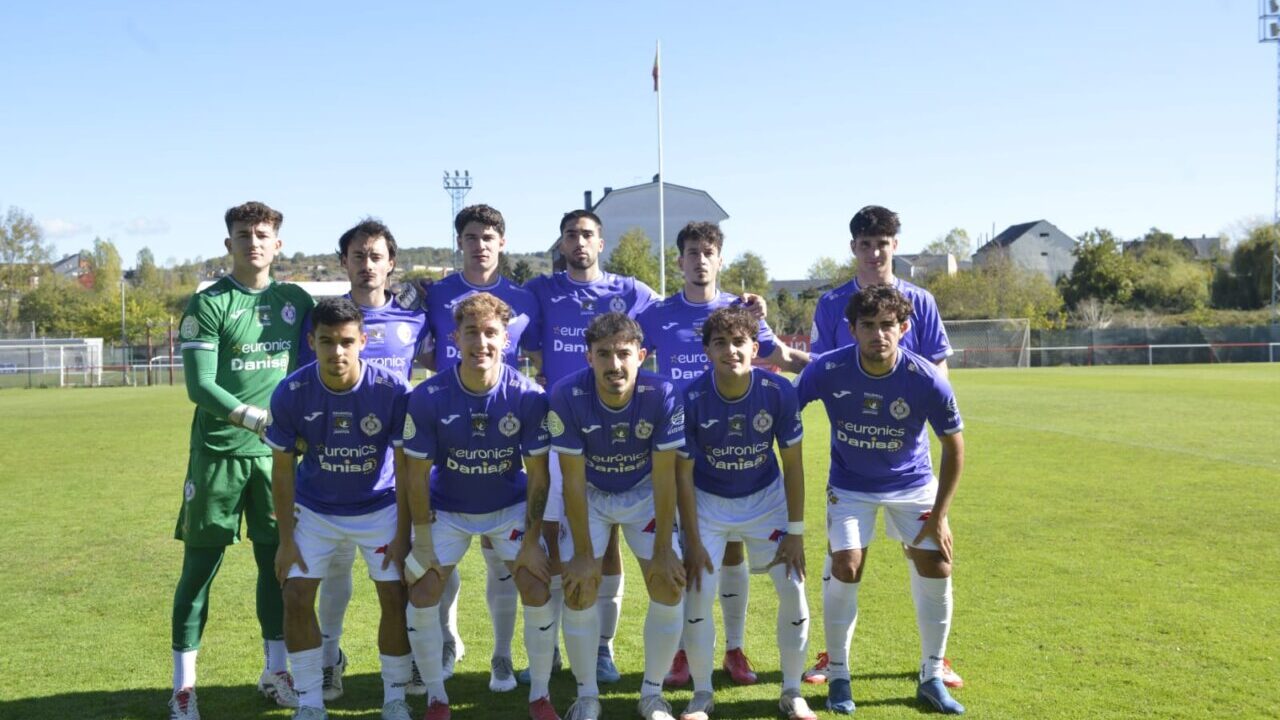 Equipo de fútbol Palencia Cristo Atlético posando en el campo