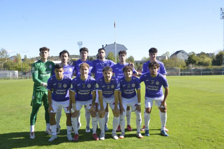 Equipo de fútbol Palencia Cristo Atlético posando en el campo