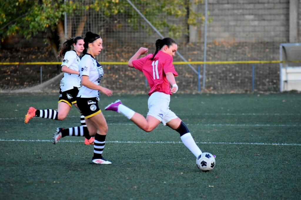 Jugadora del Palencia Fútbol Femenino en acción durante un partido