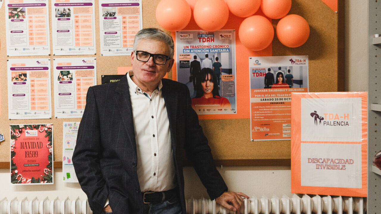 José Antonio Hoyos junto a carteles sobre el TDA-H en Palencia
