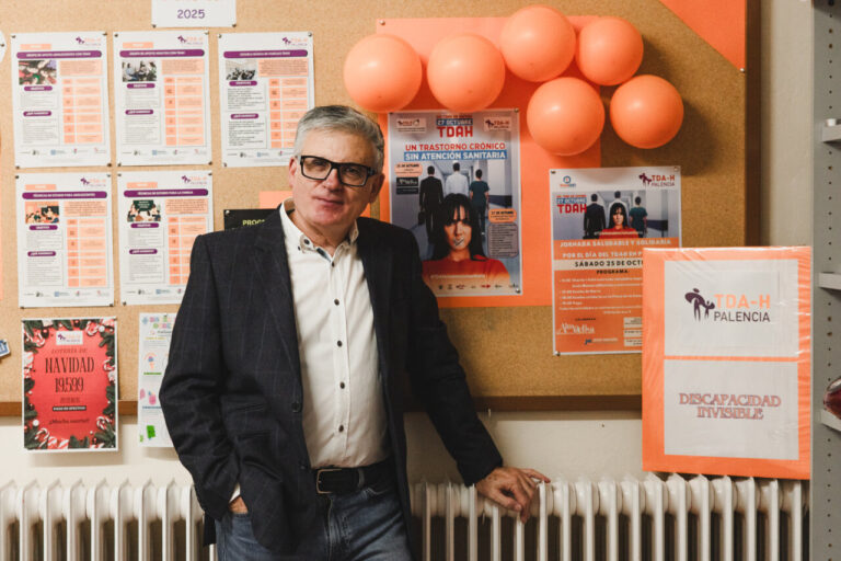 José Antonio Hoyos junto a carteles sobre el TDA-H en Palencia