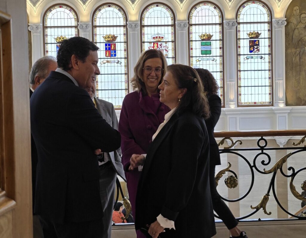 Asistentes conversando en el Palacio Provincial durante la jornada de periodismo.