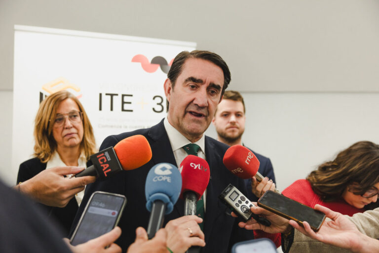 Un orador en el VII Congreso ITE+3R en Palencia discutiendo sostenibilidad.