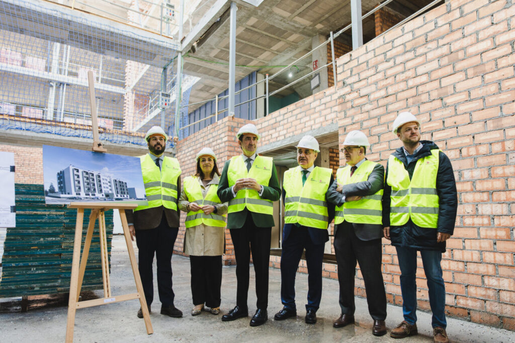 Inauguración de viviendas colaborativas en Palencia con autoridades presentes