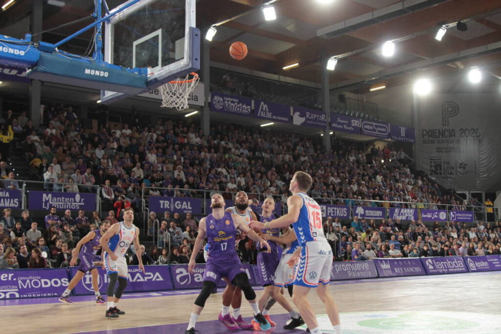 Jugadores en un partido de baloncesto entre Palencia y Alicante