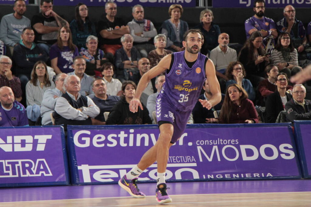 Jugador del equipo de baloncesto de Palencia en acción durante un partido