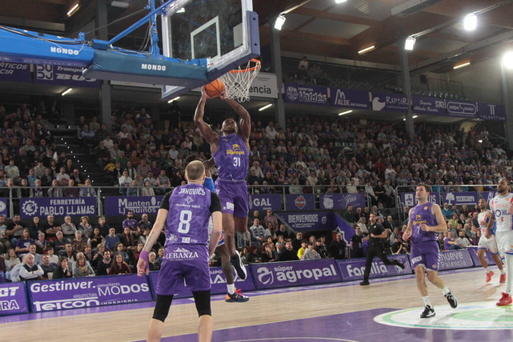 Jugador del Súper Agropal Palencia realizando un mate durante el partido