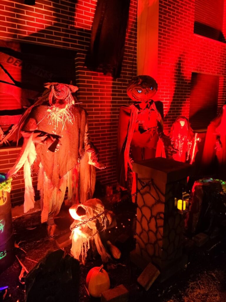 Decoraciones de Halloween en un pasaje del terror con luces rojas