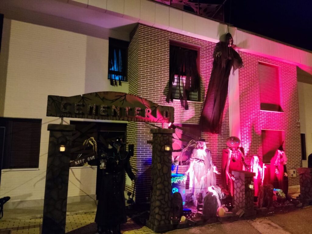 Decoraciones de Halloween en un pasaje del terror en Palencia