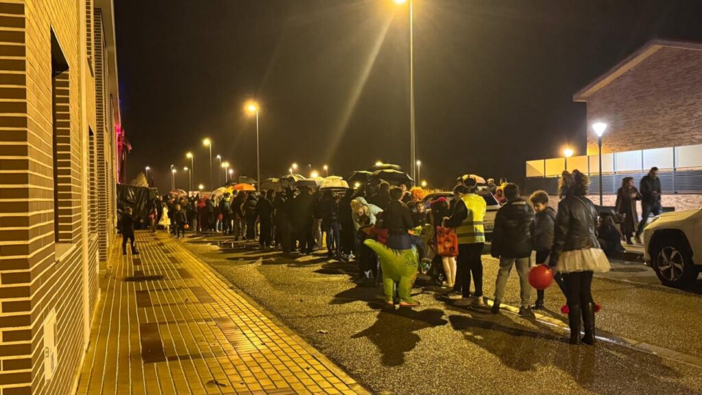 Fila de personas esperando en el pasaje del terror en Palencia
