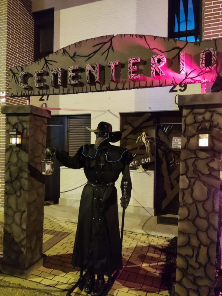 Entrada del pasaje del terror con un decorado de cementerio