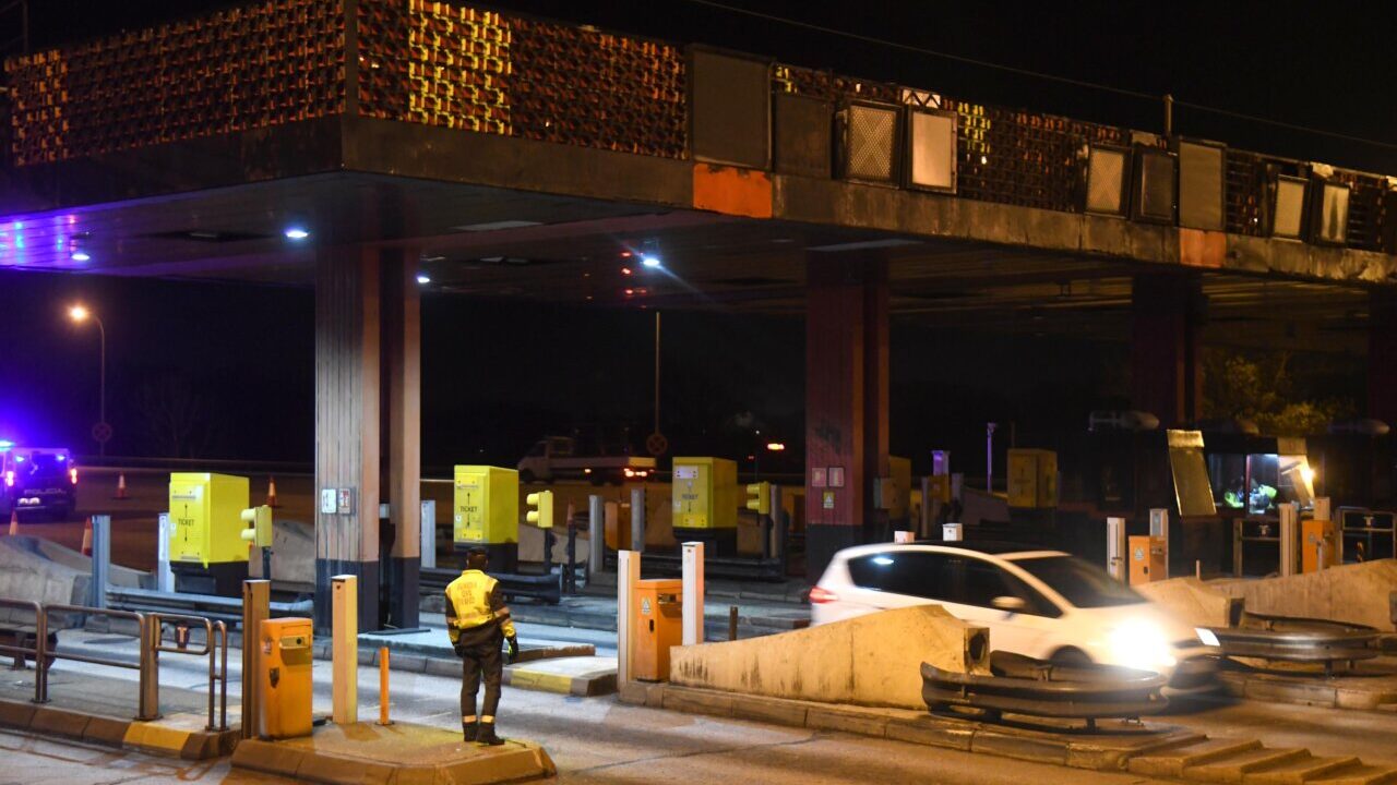 Peaje de autopista en Castilla y León durante la noche