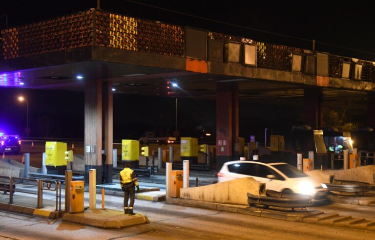 Peaje de autopista en Castilla y León durante la noche