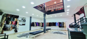 Interior de la tienda Peletería Prieto con prendas de piel en exhibición