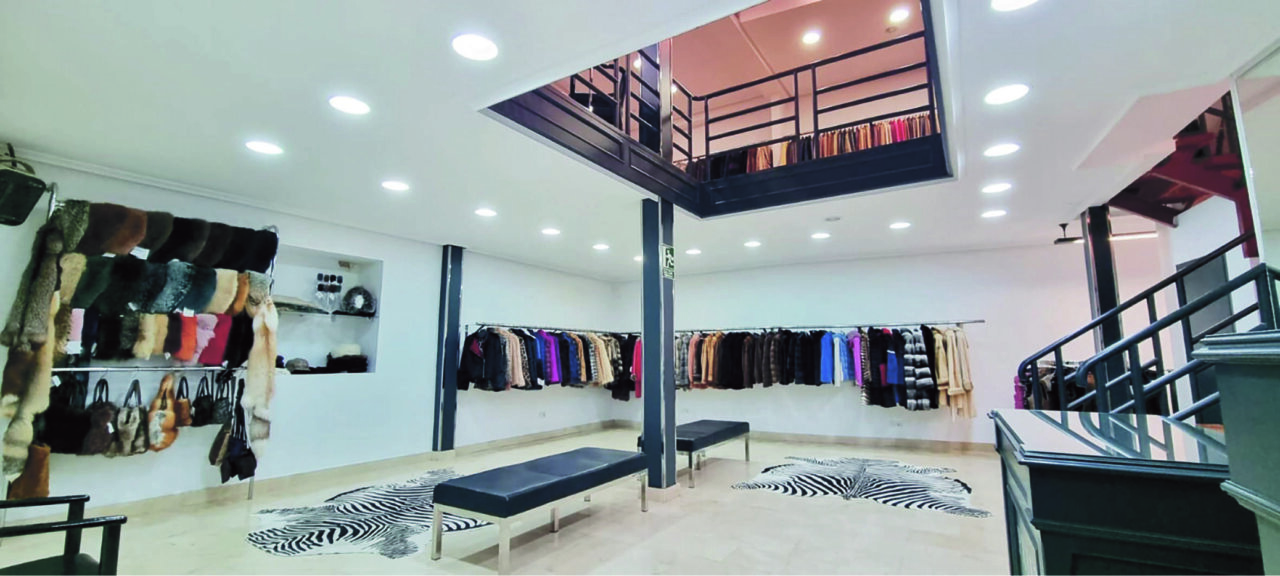 Interior de la tienda Peletería Prieto con prendas de piel en exhibición