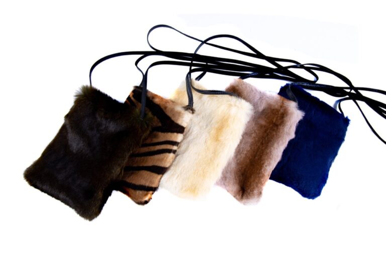 Variedad de accesorios de piel de Peletería Prieto en diferentes colores y texturas.