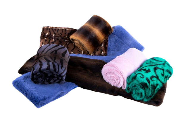 Variedad de pieles y mantas de Peletería Prieto en diferentes colores y texturas.