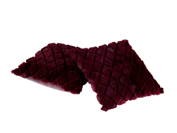 Dos cojines de piel de color burdeos con textura acolchada
