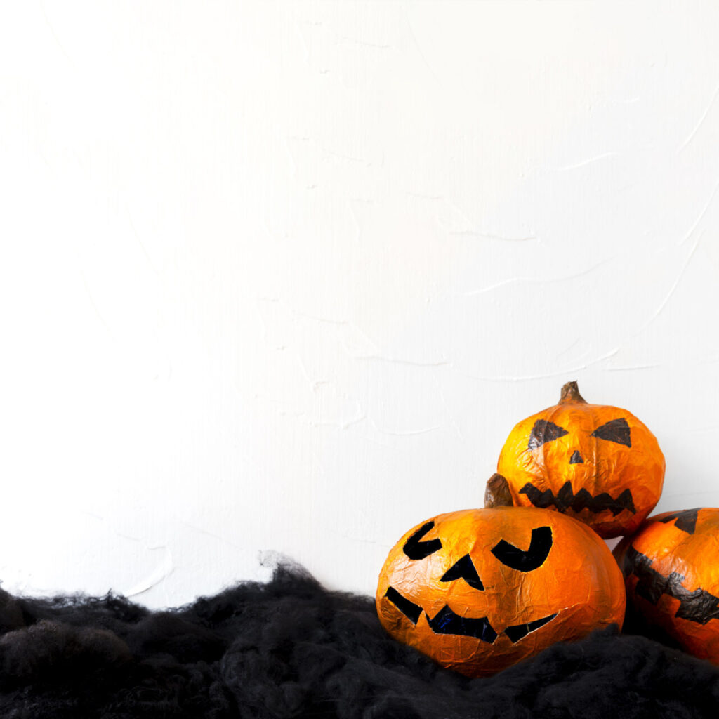 Calabazas decorativas de Halloween sobre fondo negro