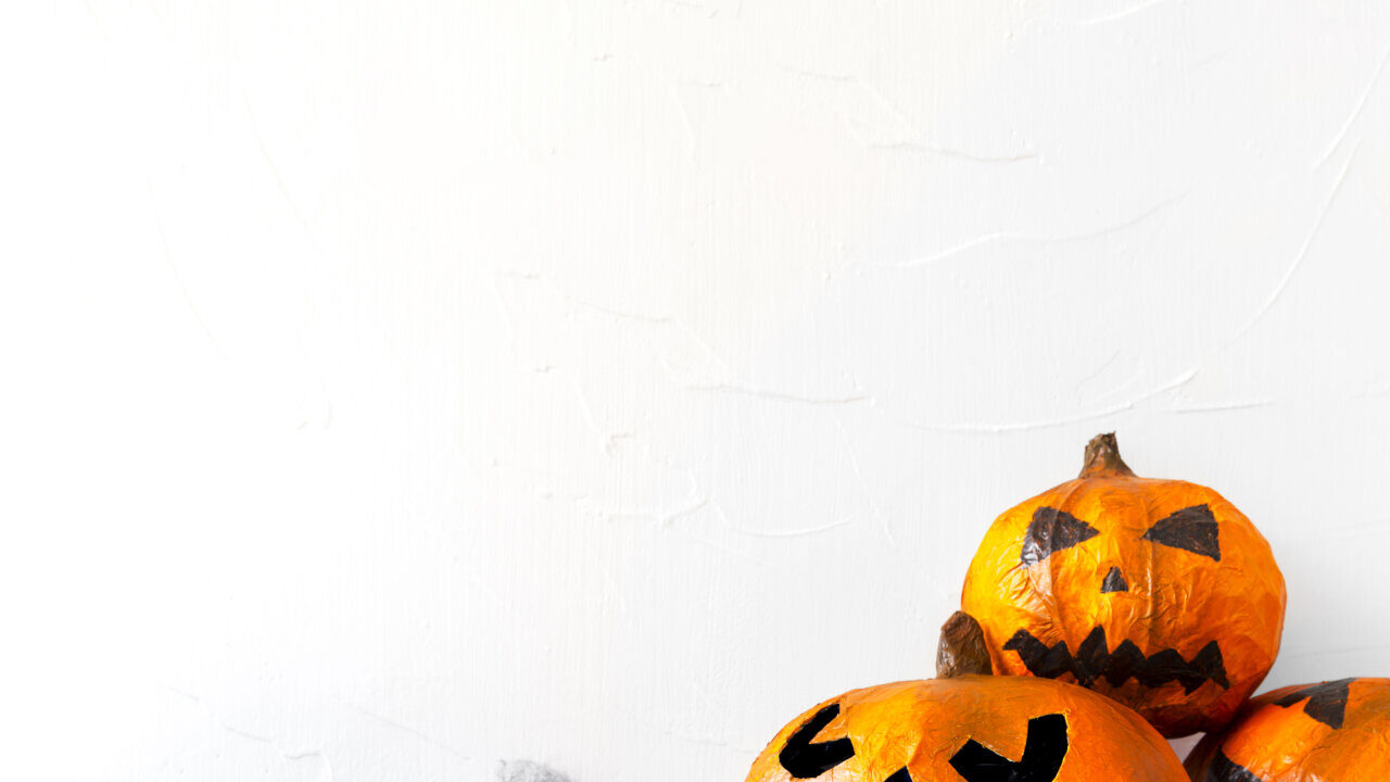 Calabazas decorativas de Halloween sobre fondo negro