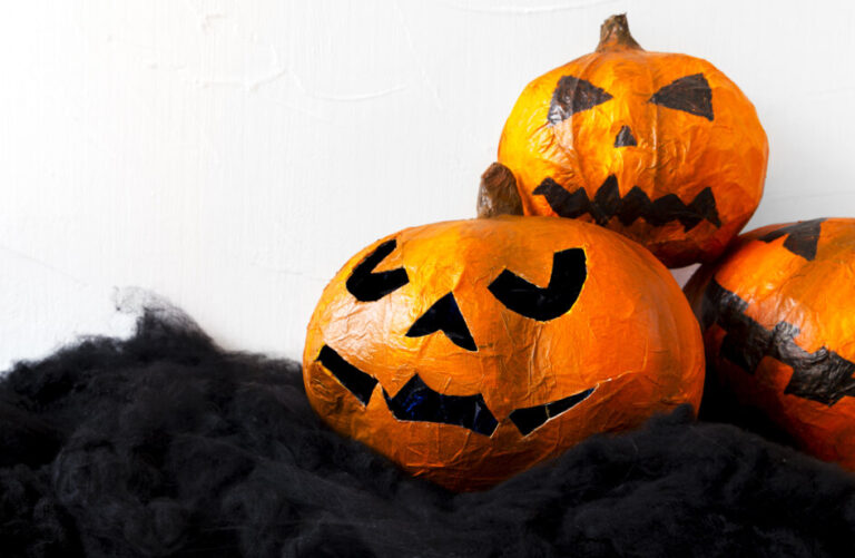 Calabazas decorativas de Halloween sobre fondo negro