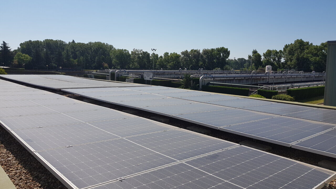 Paneles solares instalados en la Ecofactoria de Palencia
